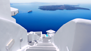 Griechenland Santorin Weiße Häuser Treppen und blaues Meer Foto iStock iamjiere.jpg